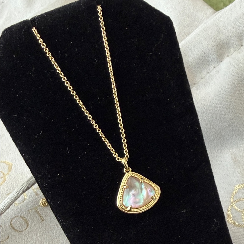 Kendra Scott Kendall Iridescent abalone Pendant Necklace